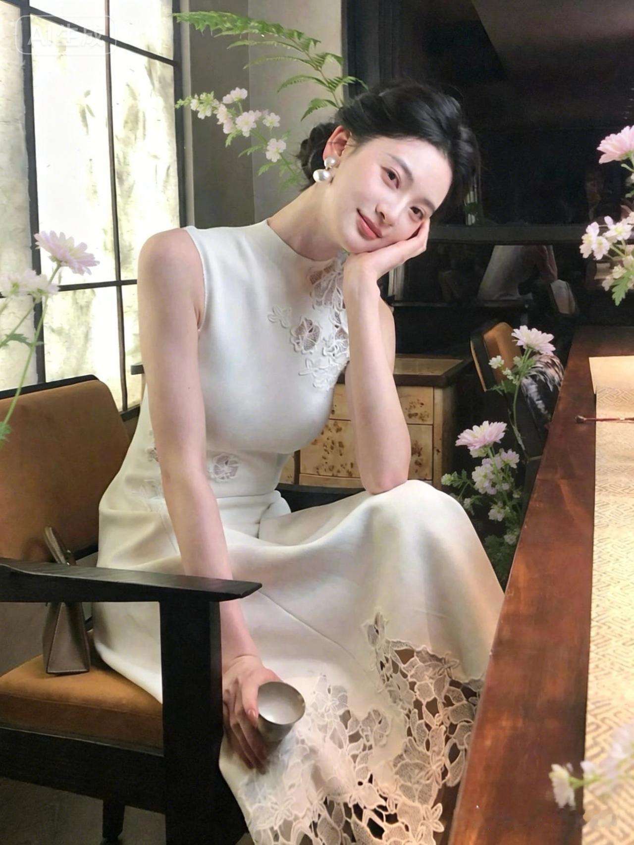 这位女士坐在咖啡馆里，优雅地喝着咖啡。