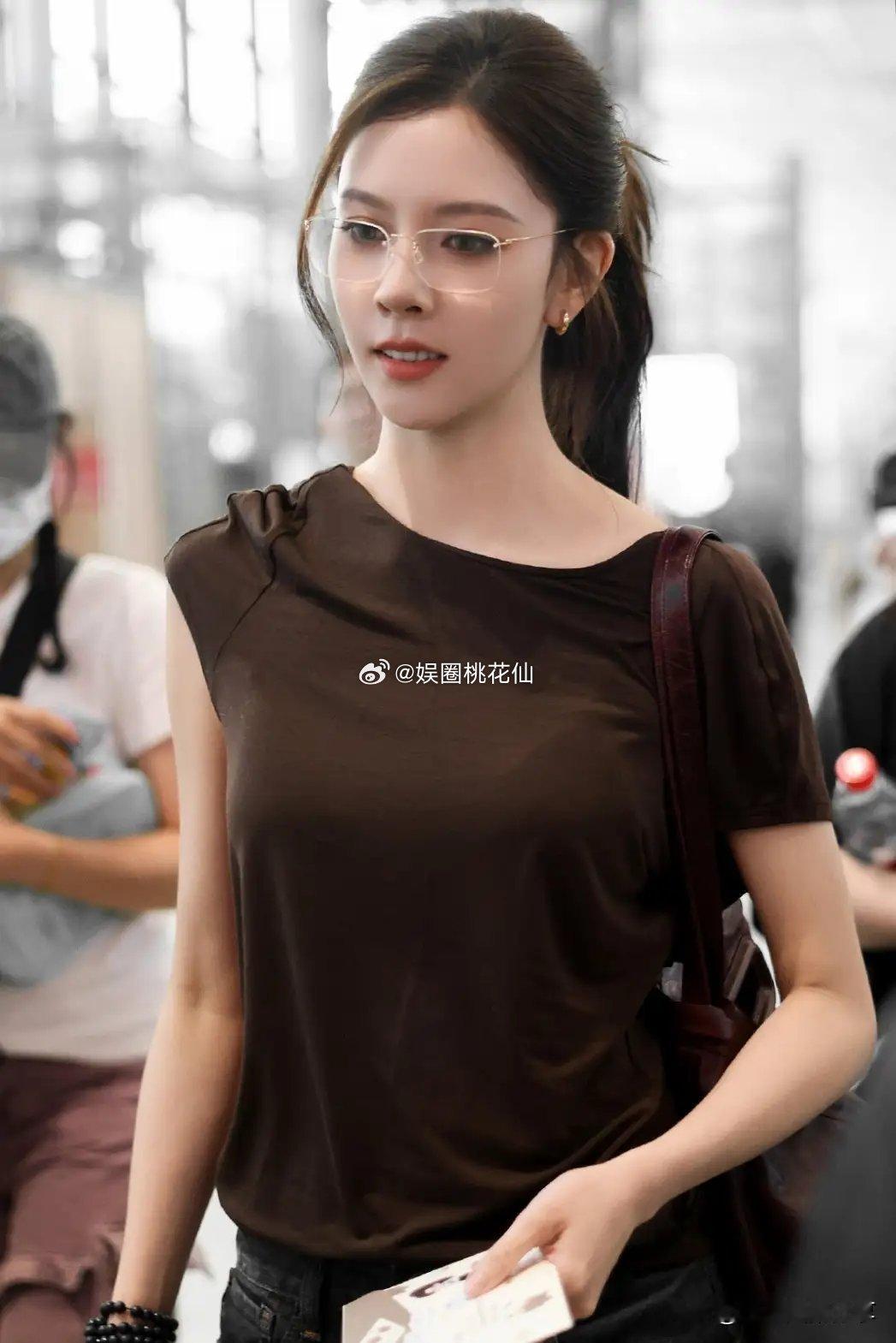 宋妍霏戴上眼镜，鼻梁超挺简直换了个人，危险又迷人！！！​​​