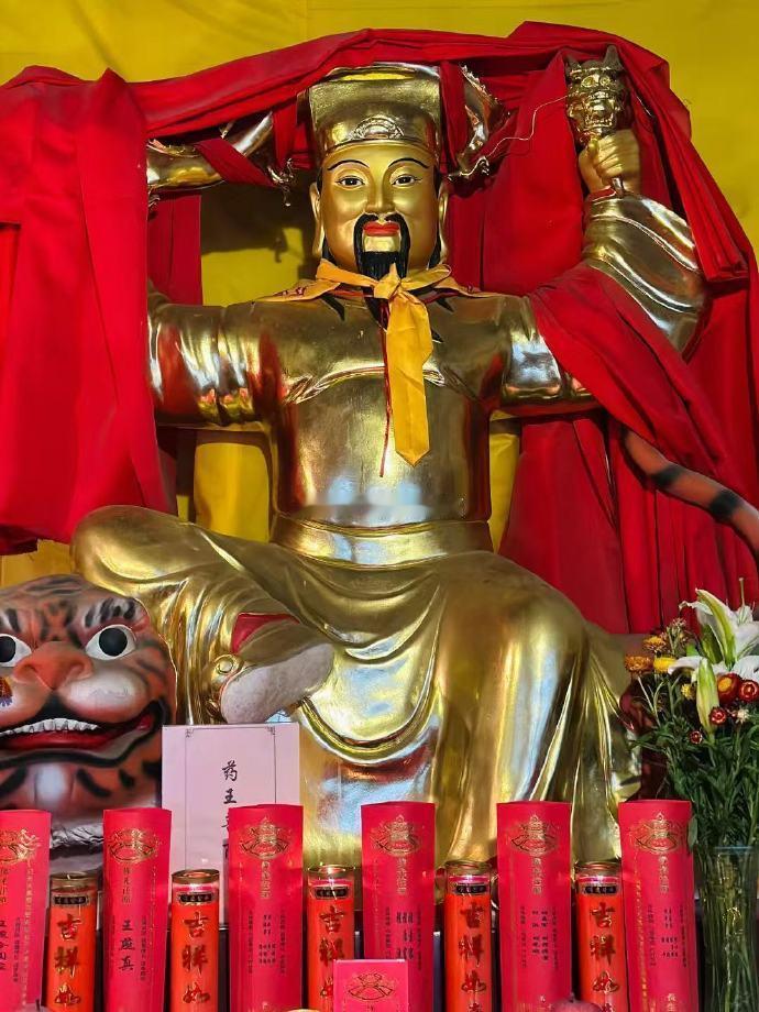 恭迎药王菩萨圣诞日，凡有疾病者，只要虔诚祈请，菩萨必垂慈加持，拔除痛苦。值此殊