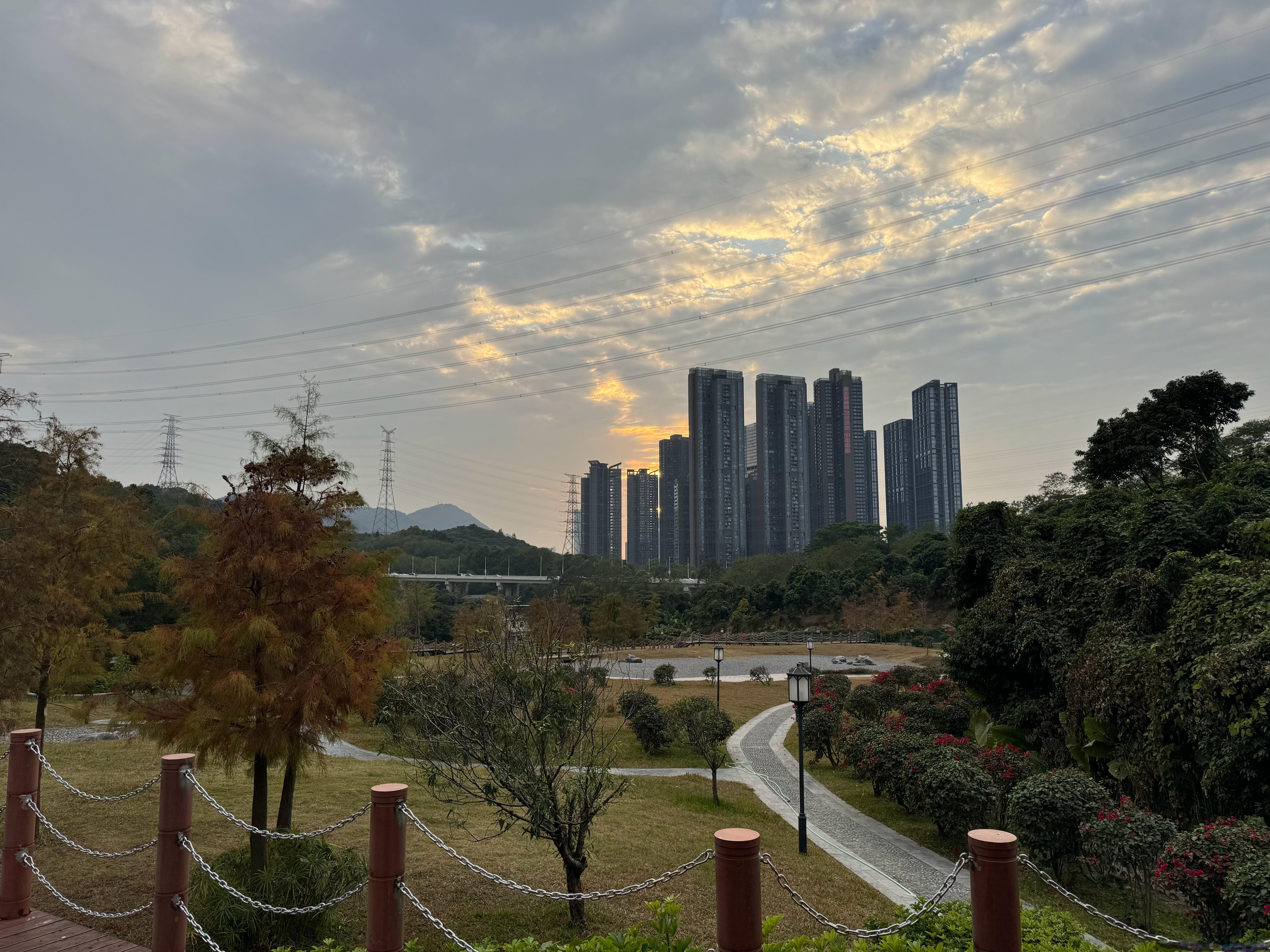 第一次来长岭陂这边的寄山小公园遛孩子。三面环山的感觉，第一反应想到了的很野露营地