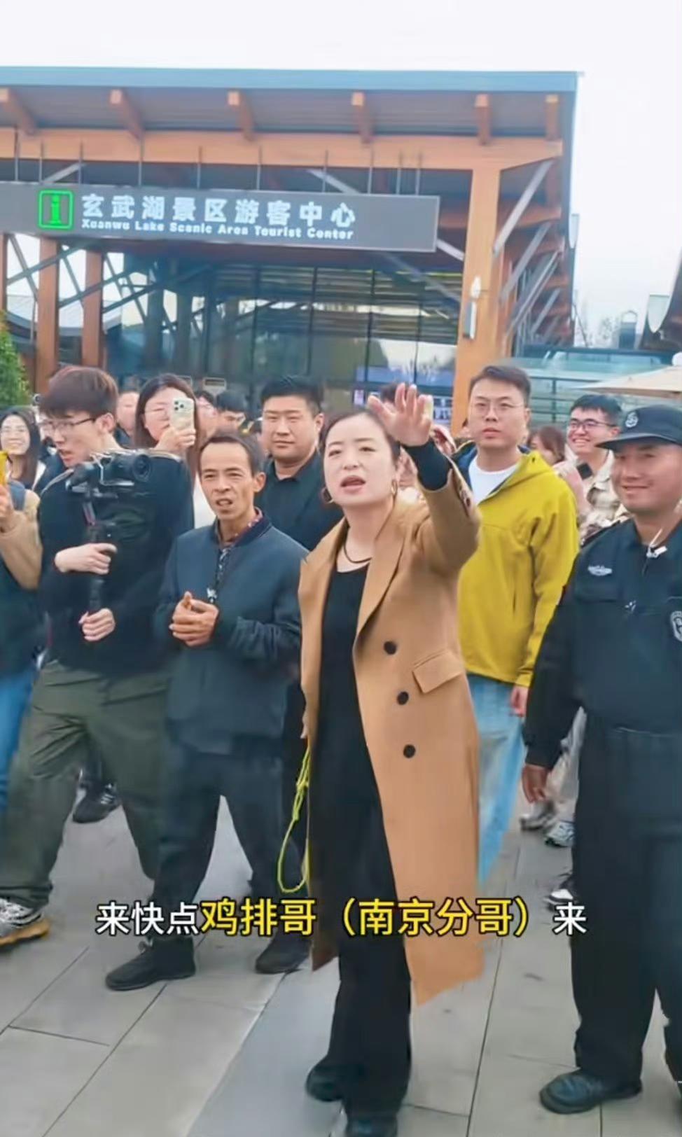 网友偶遇鸡排哥在南京玄武湖景区!只能说互联网的流量实在是太强大了,每隔一段时间