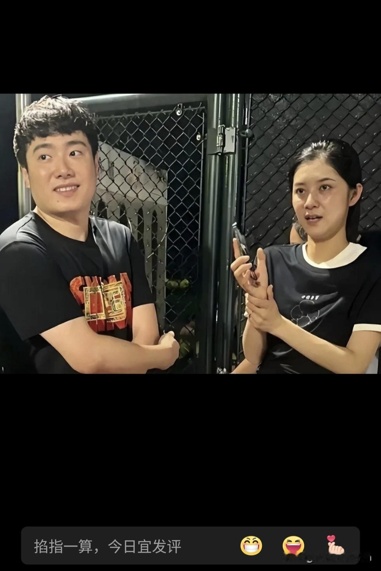 梁靖崑：事业有成需要家庭稳固做后方支援2022年7月，梁靖崑的妻子奚美丽在