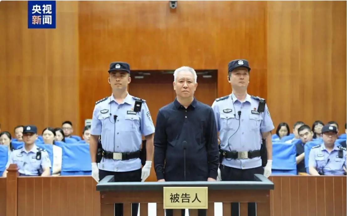 许家印虽服法，但还有一事成谜。听说恒大亏了2万亿，当然这不可能许家印一个人糟蹋