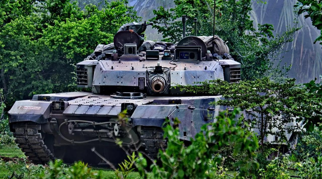 泰国军方确认，中国制造的VT-4坦克首次实战，F-16战斗机支援，炸柬埔寨阵地。