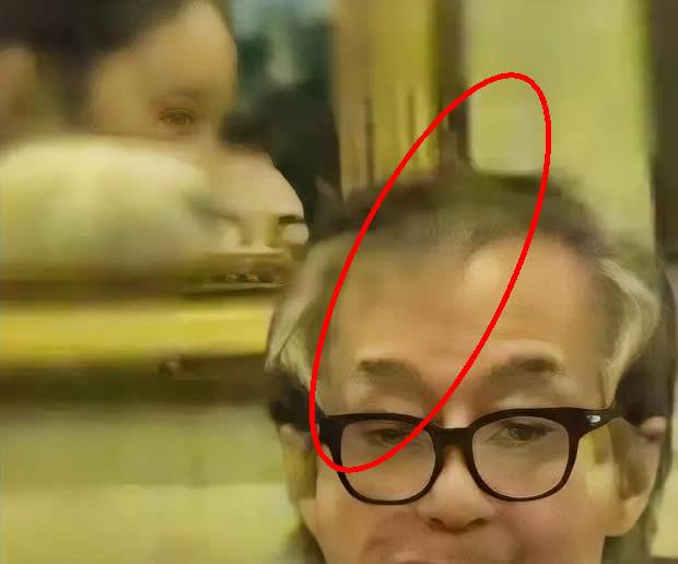 71岁的成龙，现在最头疼的就是孩子的事。有网友直言，他家的情况太典型了。