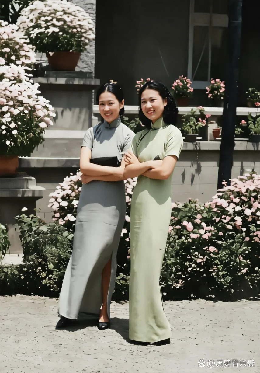 1930年，花团锦簇的庭院里，赵一荻（右）与嫂子吴靖留下了这张合影。 ...