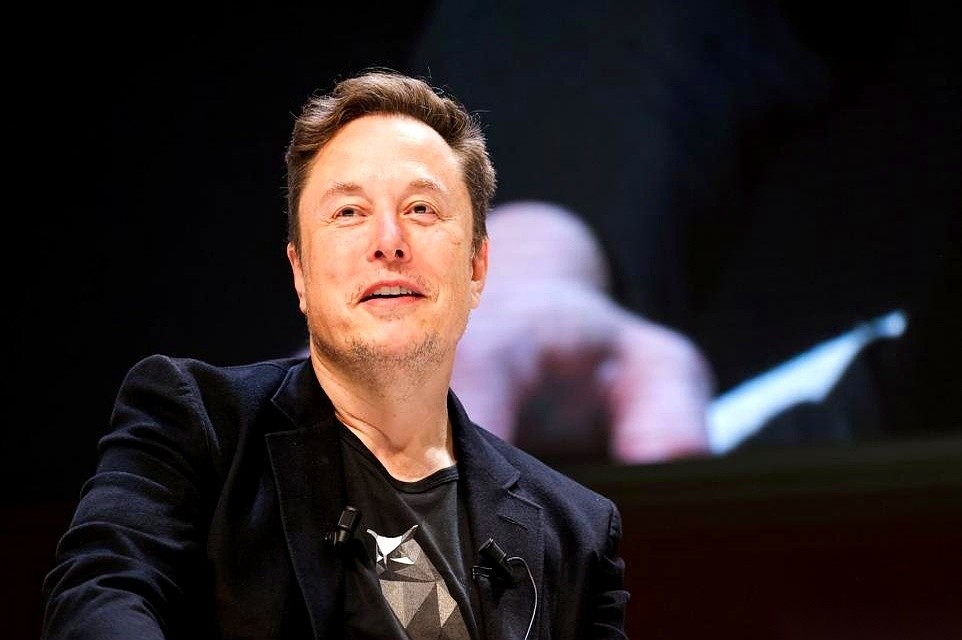 管着特斯拉、SpaceX、X、xAI四家公司的马斯克，住进孟菲斯数据中心旁边的房车里了。他每个月预估