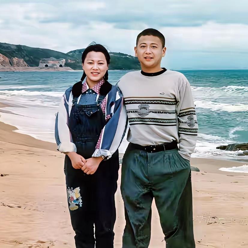 阮国琴和王伟，一张温馨的合影，这张照片拍摄于上世纪90年代中后期，地点在海南三亚