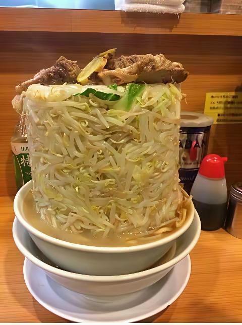 这是哪里的特色，豆芽和面条一起堆成这么高的形状，这个面应该叫什么“墩墩面”还是“