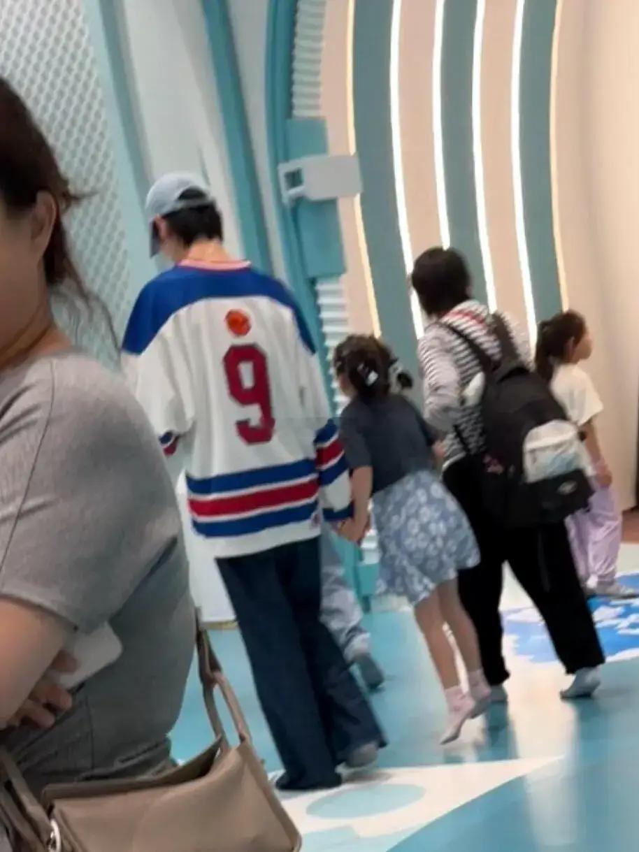 偶遇向佐郭碧婷遛娃，5岁女儿向芷长高不少，蹦蹦跳跳活泼可爱