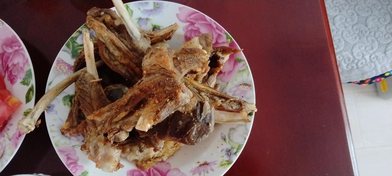 老两口没事喝点！55º老白干，38元一斤，不上头，不错。自己烤的羊排，炒羊头肉