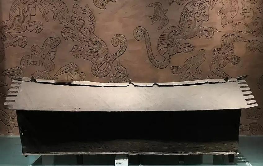 1964年，云南村民老李在采石场干活的时候，突然刨出黑色的东西，他赶紧叫人来看，