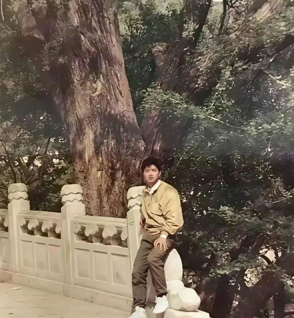这是18岁的刘强东和18岁的章泽天，若干年后，两人成为一家子！​​​​