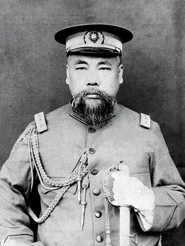 1911年11月3日，江苏巡抚程德全深感清王朝已无可救药，为了避免战争，他剪去发