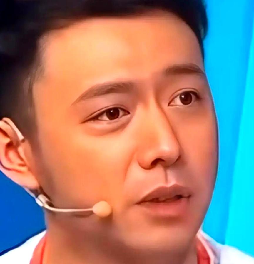 2008年《潜伏》开拍前，有个叫曹炳琨的年轻人穷到连饭都吃不上，只能在网吧通宵帮