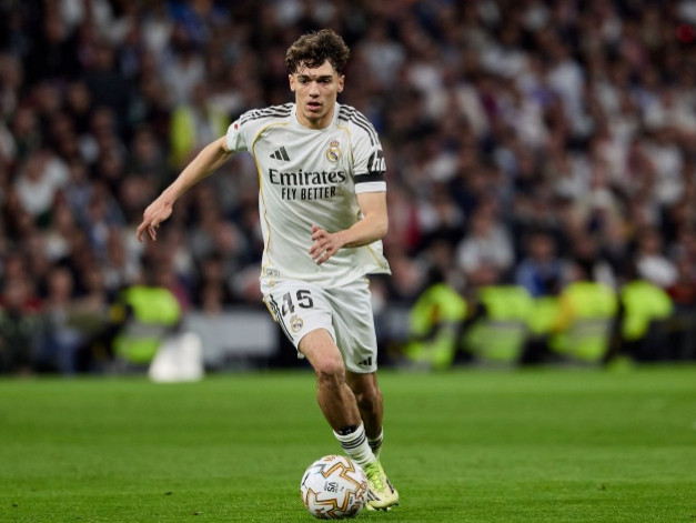 《马卡报》谈到了皇马中场小将皮塔奇，随着伤员全部回归，皮塔奇也“回归现实”。这名