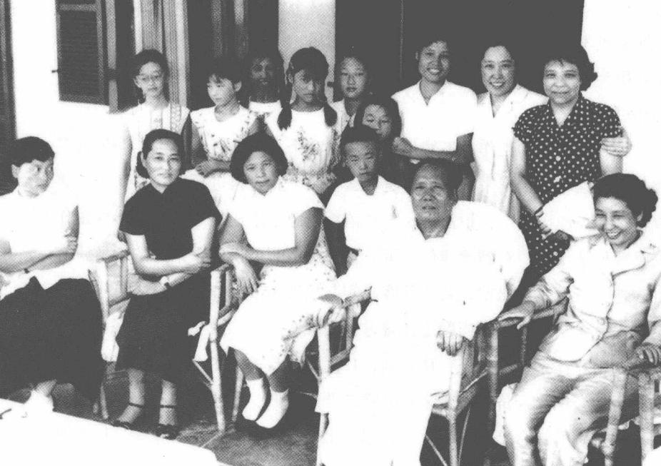 1960年，毛主席在北戴河和省委书记的夫人和孩子们合影，大家见到毛主席都非常激动