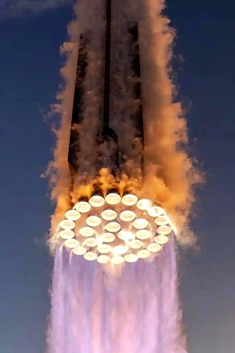 马斯克的星舰，最近有点让人看不懂了。一边，是年产1000艘星舰的超级工厂，在德