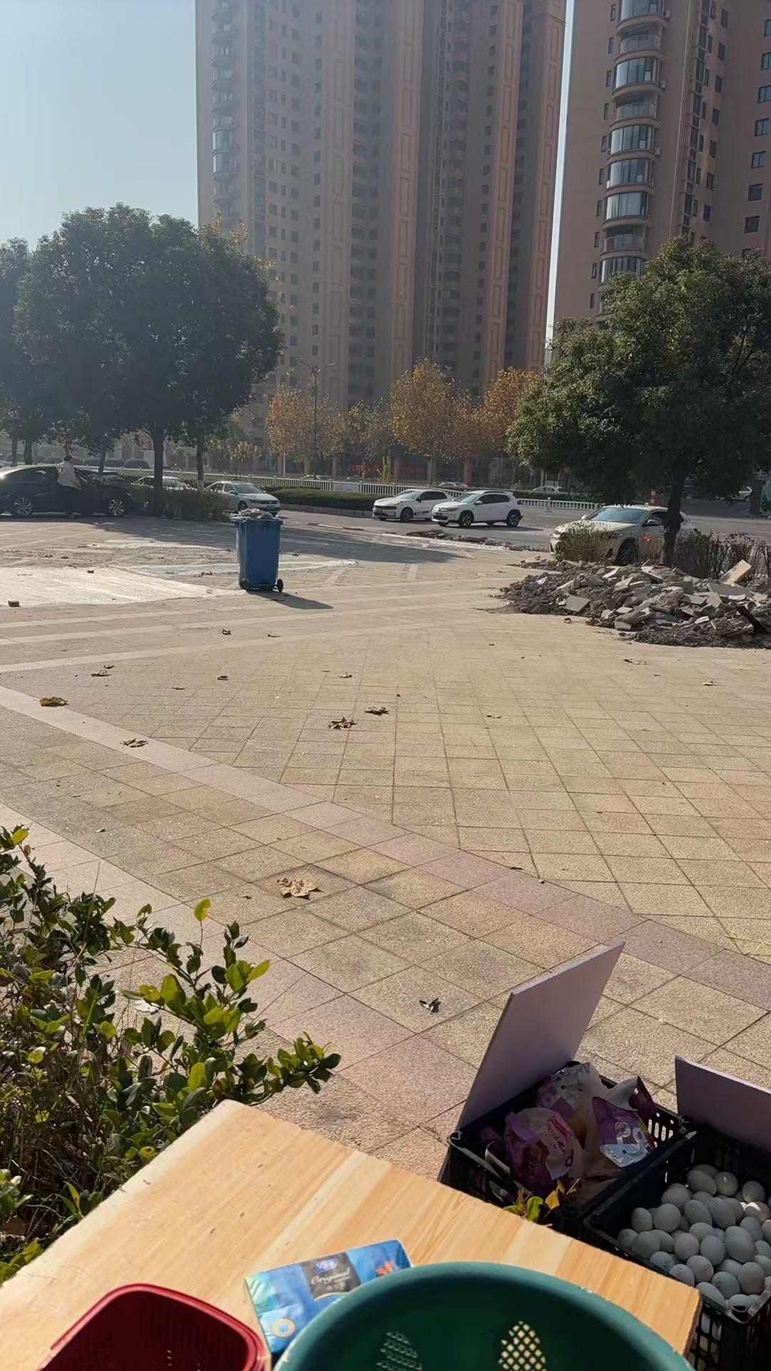 今天是金碧物业走后的第37天。我们小区西大门口的改造，混凝土已经干了两天了，