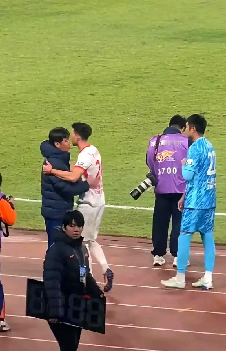 李霄鹏又成了靶子。他带的海牛被保级队逼平，球迷们又在网上喊他下课。他还是用那