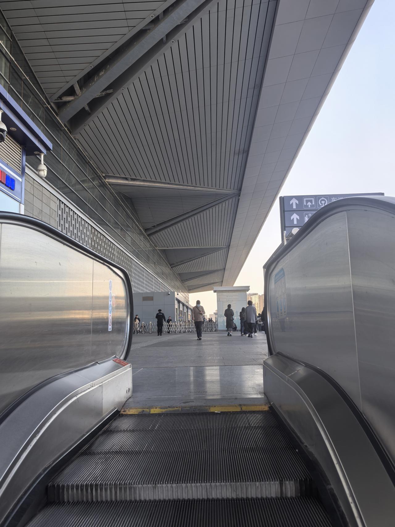 每次乘坐太原市地铁一号线到太原南站换乘高铁的时候，都会觉得有两个主要问题需要修改