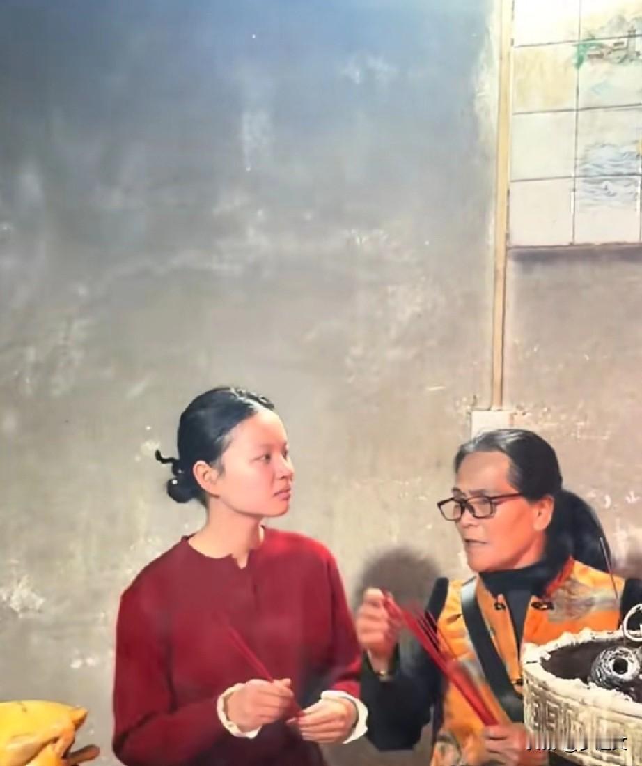 妈祖又来了，你发现没这个小女孩很特别，年龄不大长的特显成熟，身上有一种说不出的感