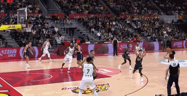 邬挺嘉虽然不是故意要伤害徐杰，他本意是想通过劈腿式投篮来骗犯规，然后要罚球，但是