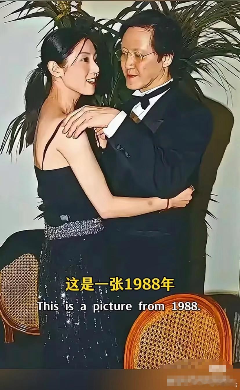 这是一张1988年在香港拍摄的旧照片，是在一场舞会上。照片中，身为中国香港著名电