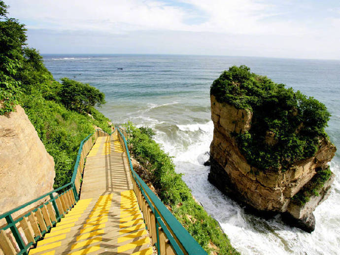 五月国内出游地推荐1、稻城亚丁——策马高原花海2、峨眉山——山花烂漫3、凤凰古城