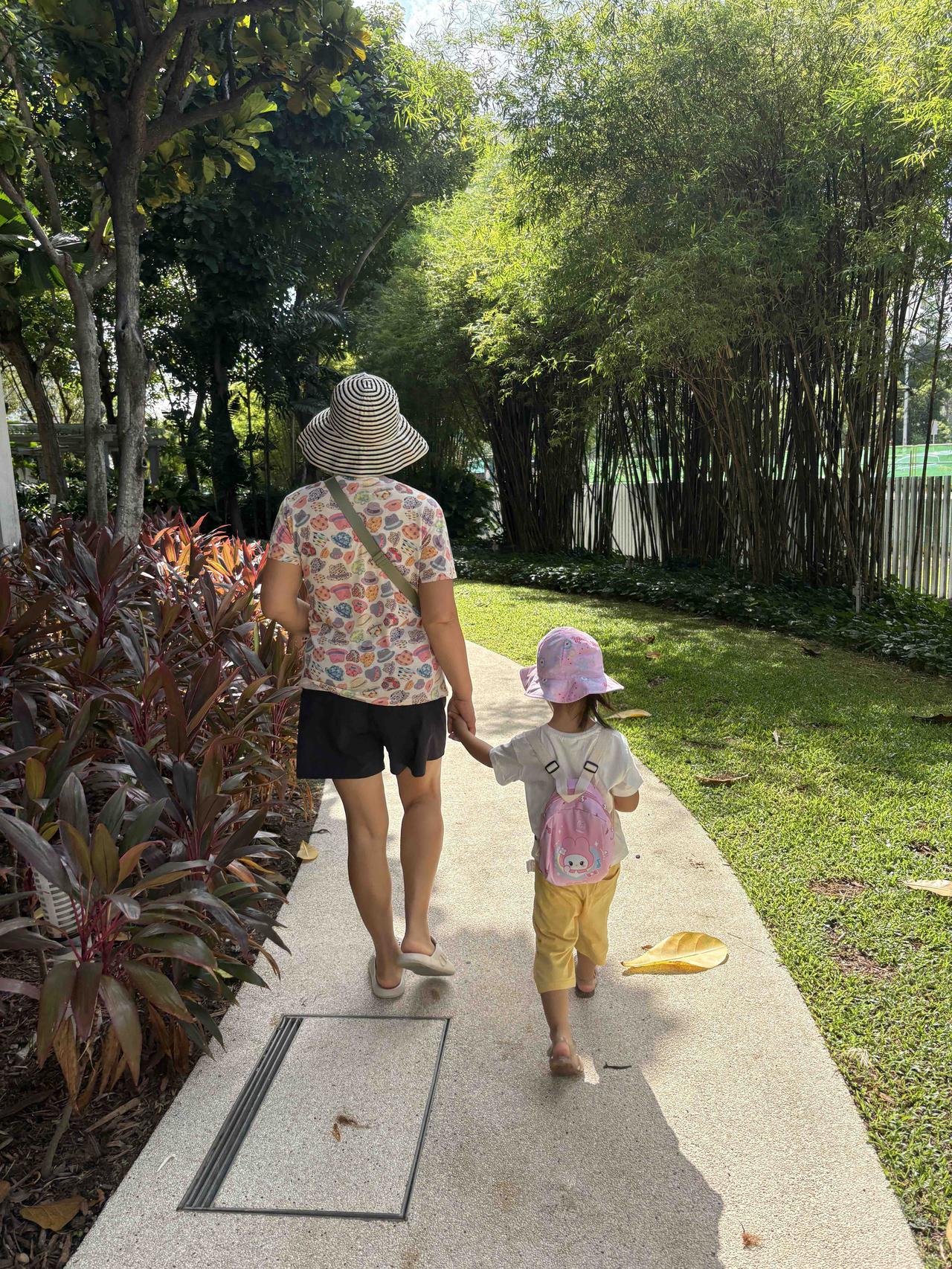 看娃姥姥新加坡拍案惊奇之一接到幼儿园通知，下周三、四学校老师集体培训，学生在家