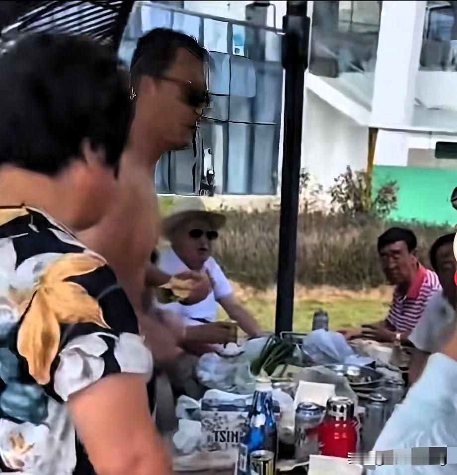 气到上头！海南景区这幕太膈应人！游客霸占酒店住客专属亭聚餐，被驱赶还耍横，光膀子