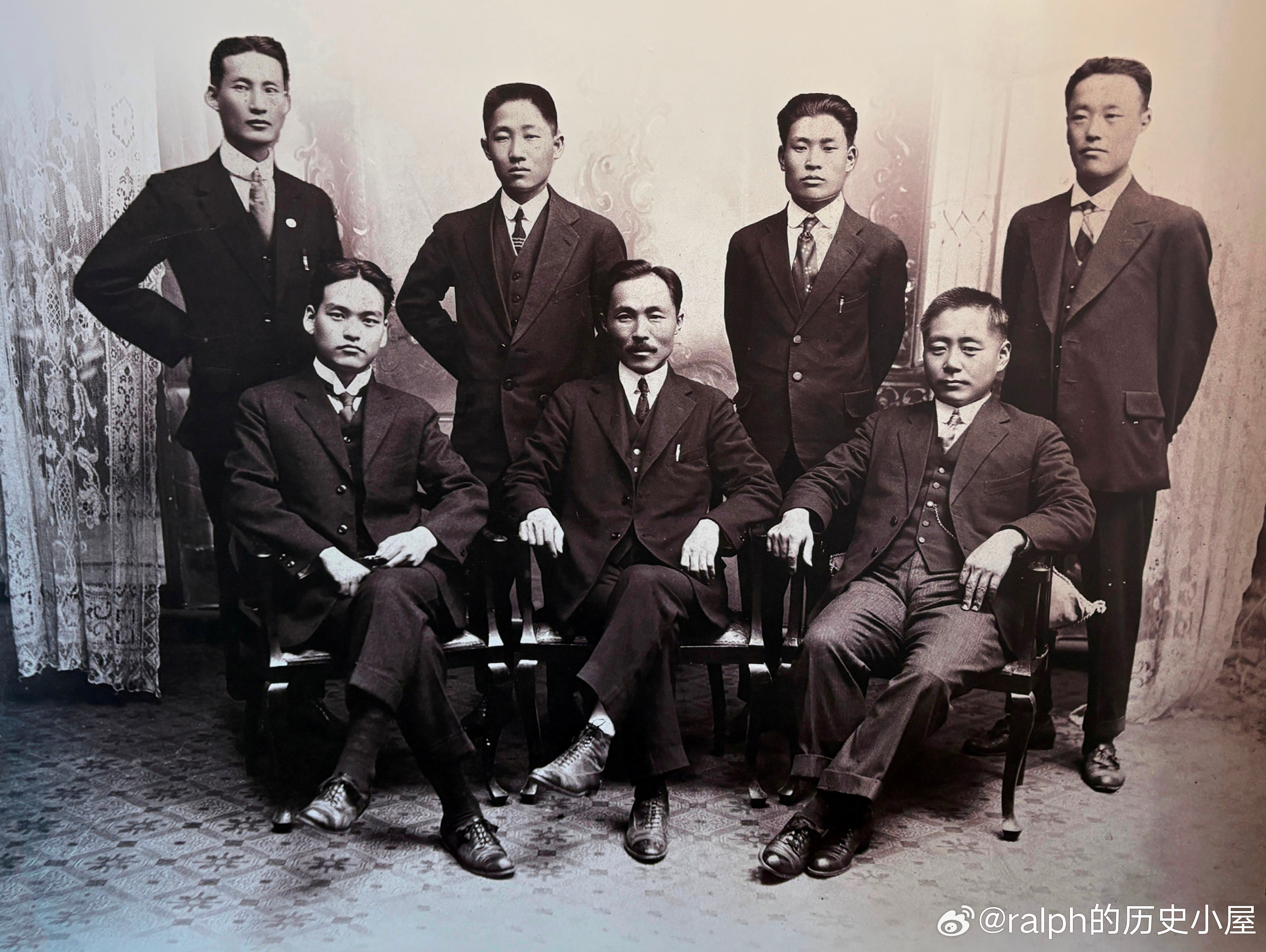 1919年9月大韩民国临时政府国务委员合影。前排左起申翼熙、安昌浩、玄楯，后排左