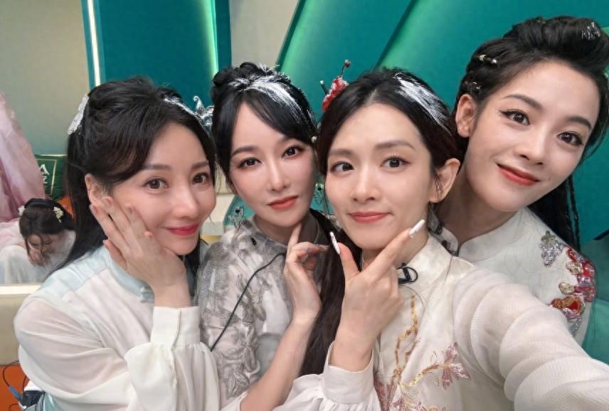 章子怡携女共赏陈丽君越剧演出，素颜母女美出圈近日，陈丽君的越剧《我的大观园》在