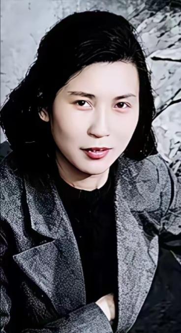 历史老相片分享翻着一张老照片，说是贺子珍在苏联时拍摄的，这是贺子珍吗？太漂亮了！