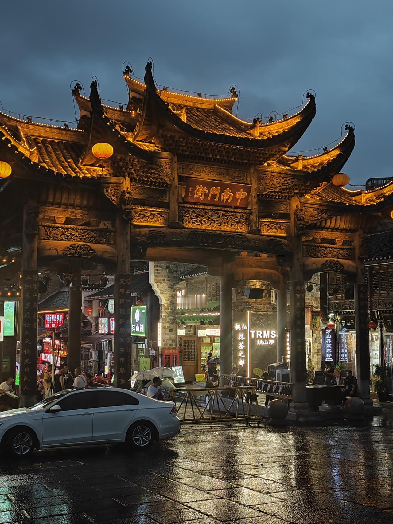 这是铜仁古城，铜仁中南门古城。连续多日的高温，一场雨后，凉爽了很多，也让古城多了