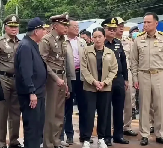 佩通坦视察边境，泰国代总理普坦陪同，普坦侧身，佩通坦妥妥的C位大女主，军方和普坦