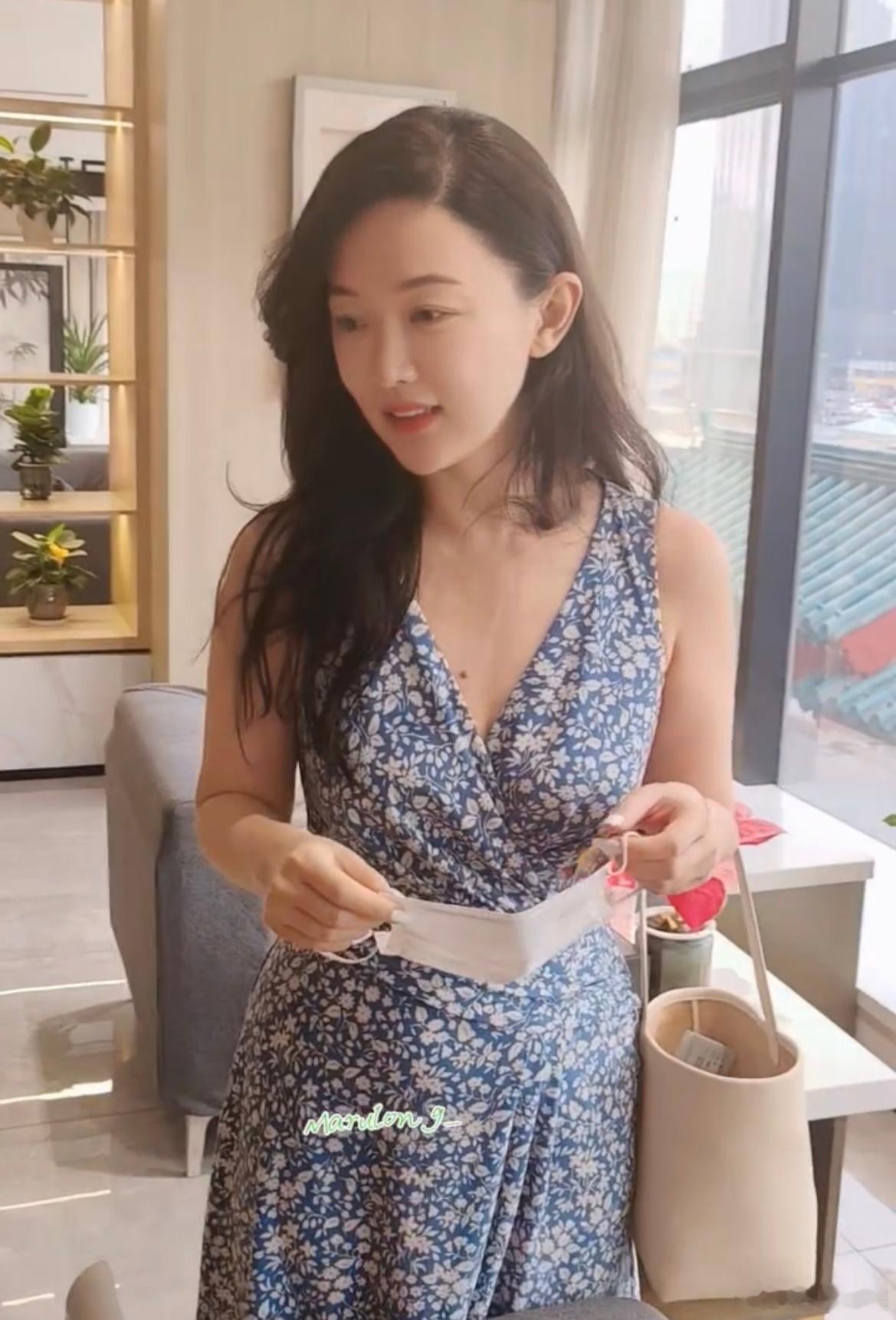 杜江给霍思燕接咖啡偶遇杜江给霍思燕接咖啡霍思燕和她的保镖这个保镖怎么动手动脚的