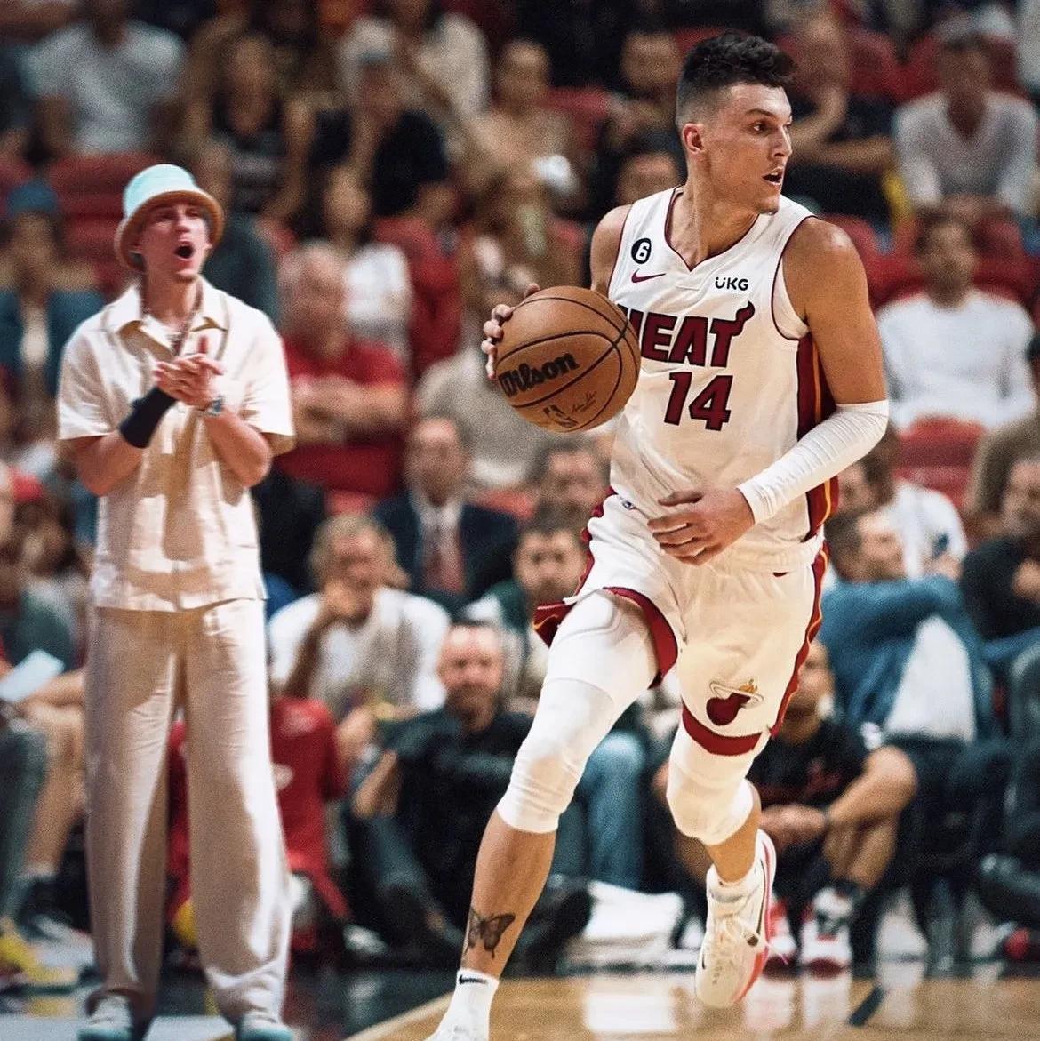 希罗太惨了整天被各种鞭S[笑着哭]现在NBA各家老板和球员都恨希罗！😯