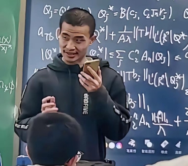 全网最懵的人就是韦东奕了吧，他怎么也想不到，这个世界太奇怪了，竟然有这么