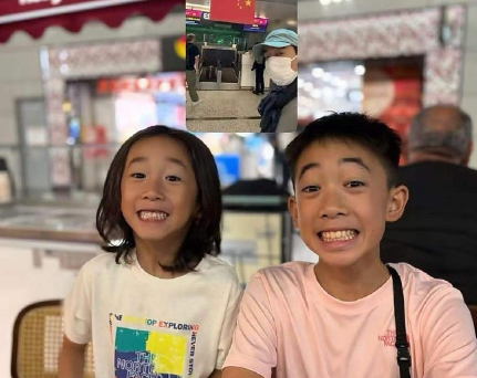 陈小春晒两个儿子的合照，Jasper和Hoho兄弟俩龇牙笑，他们长得跟爸爸简直一