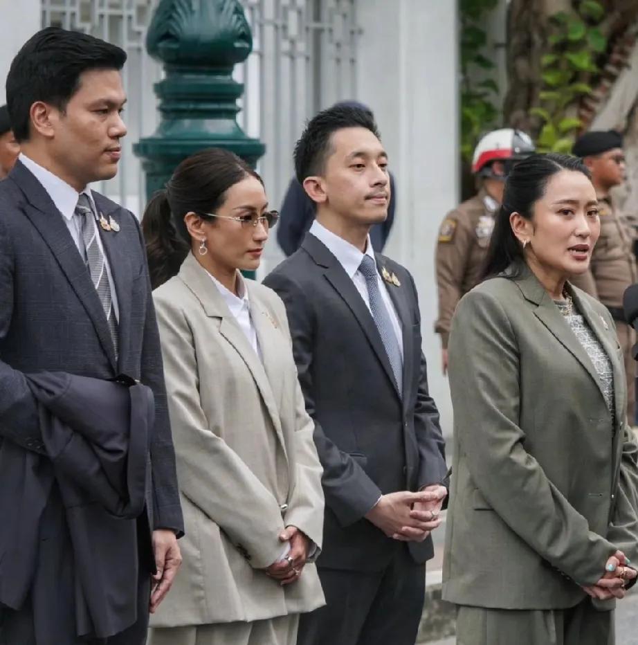 从此后一政一商！佩通坦姐妹俩将挑起家族之担，他信入狱这一年，对钦那瓦家族虎视眈