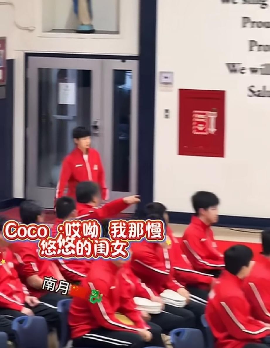 比赛结束，队员都入场，迟到的莎莎进去后，看到大家都坐的板板正正的。看着中间，正想