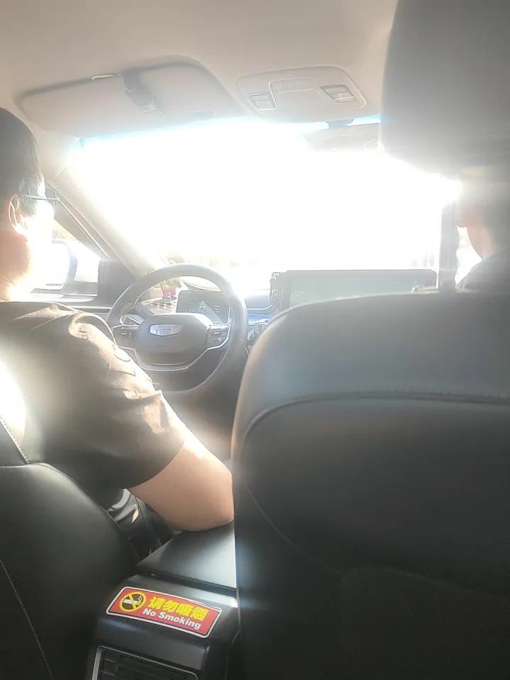 跟司机师傅聊起厦门房价，他说，不便宜啊，岛内60平米的房子也要300万，