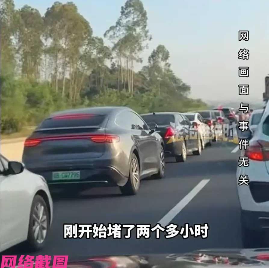 湖北荆州有男子过年回家被堵高速上，眼看这车堵得厉害，随后男子想到点外卖。这里