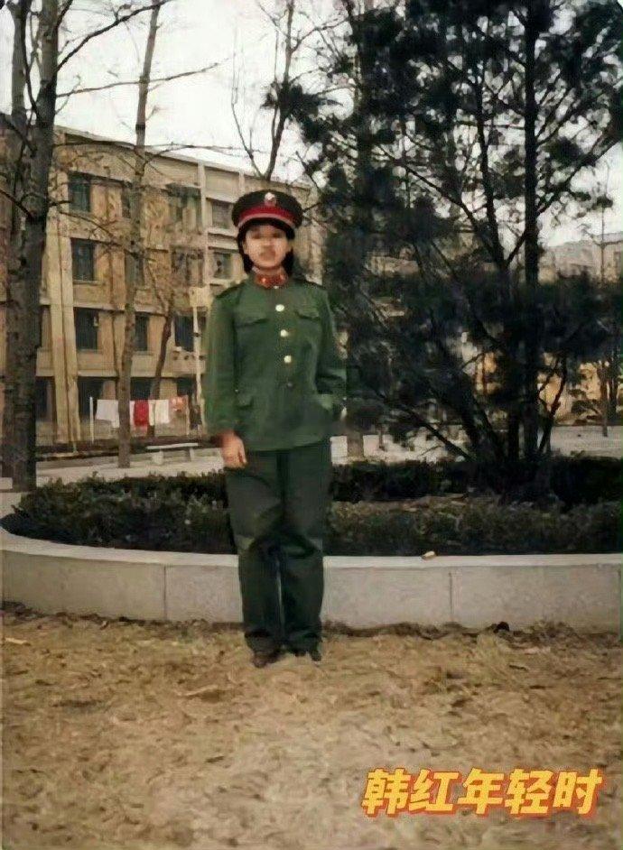 韩红自曝曾经是校花，看了她18岁照片后，果然没骗人。