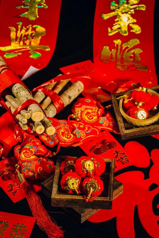 经济发展了，人民的生活水平越来越高，好吃的东西并不是到过年才有。同时环保的要求，