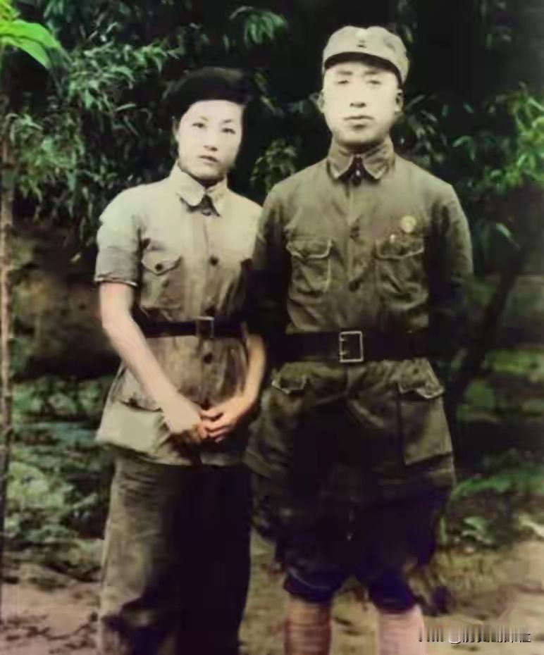 40年代，八路军将领腾代远和夫人林一同框合影。1940年10月20日，林一等