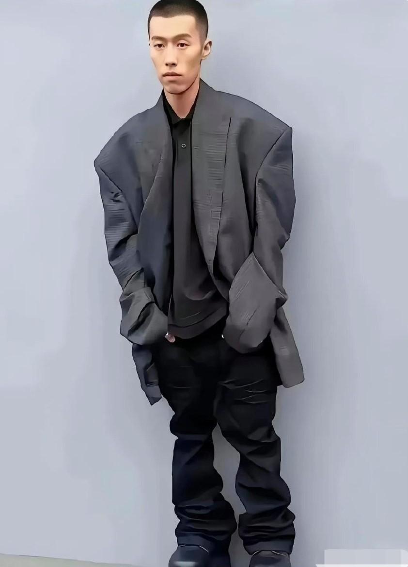 巴黎世家还真是不坑穷人，这审美简直绝了。这么难看的一套衣服，售价68万倒也不足为