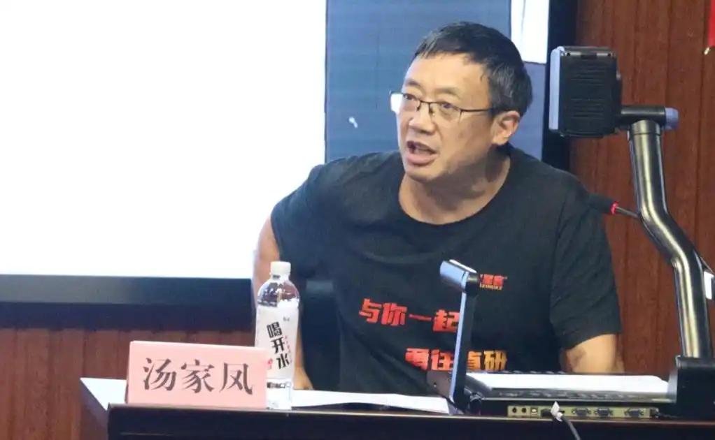 汤家凤9月22日为陈枫的一句话加了四个字：“母语立魂，国史立根，品德立本，专业立