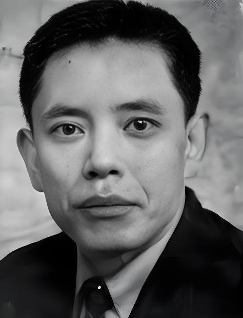 照片中的这个人叫余乐醒，此人是军统“教父级”大特务，在军统中名气很大的沈醉，就是